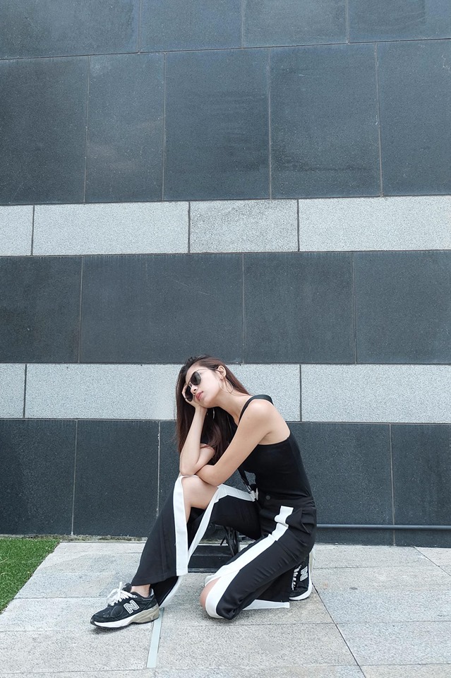 Suit đen kiểu d&aacute;ng thể thao với ống quần xẻ cao được &Aacute;nh Quỳnh mix c&ugrave;ng gi&agrave;y sneacker đơn giản c&ugrave;ng t&ocirc;ng