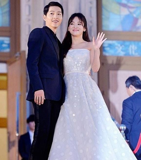 Tại lễ trao giải Beaksang, Song Joong Ki v&agrave; Song Hye Kyo xuất hiện với vest đen lịch l&atilde;m v&agrave; đầm trắng lung linh như c&ocirc; d&acirc;u ch&uacute; rể thực sự