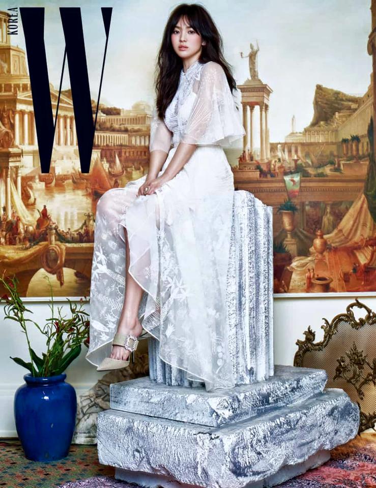 Song Hye Kyo thường xuy&ecirc;n xuất hiện tại c&aacute;c sự kiện thời trang v&agrave; c&aacute;c tạp ch&iacute; thời trang uy t&iacute;n