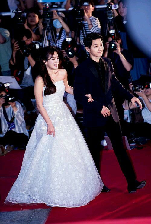 Song Joong Ki v&agrave; Song Hye Kyo b&eacute;n duy&ecirc;n từ bộ phim 'Hậu duệ mặt trời'