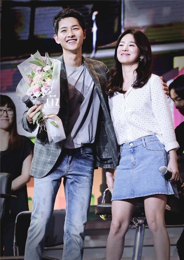 L&agrave; kh&aacute;ch mời trong Fan Meeting của Song Joong Ki, Hye Kyo đ&atilde; chọn ch&acirc;n v&aacute;y jean đơn giản tạo n&ecirc;n một h&igrave;nh ảnh một cặp đ&ocirc;i trẻ trung, ăn &yacute;