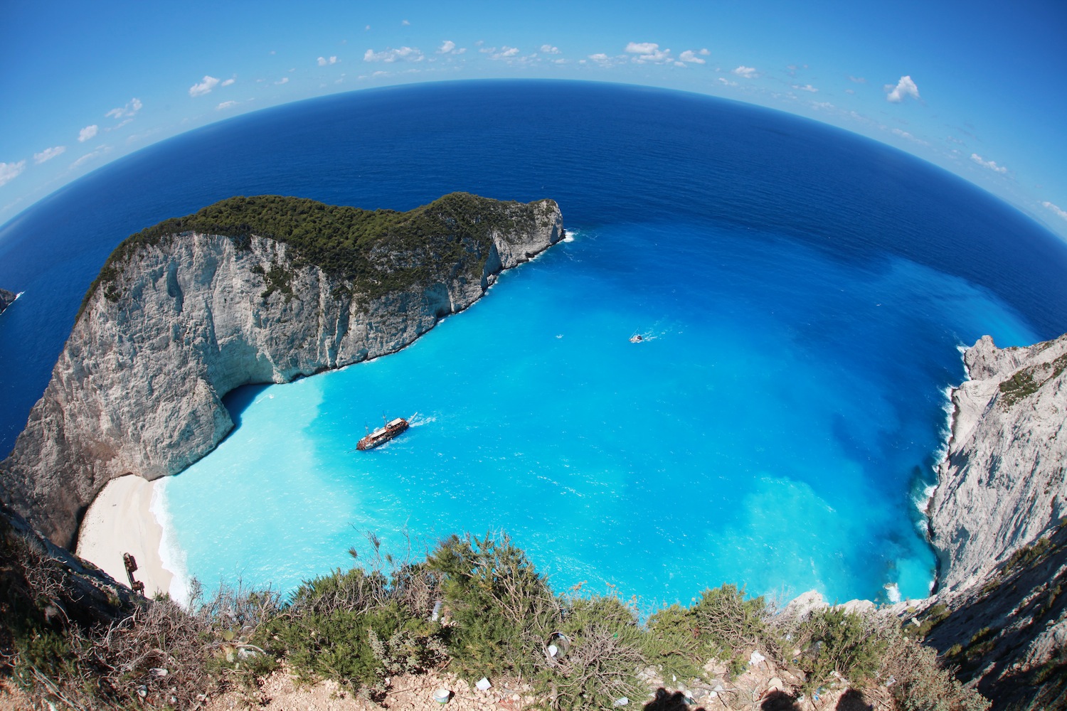 Hòn đảo Navagio nhìn từ trên cao