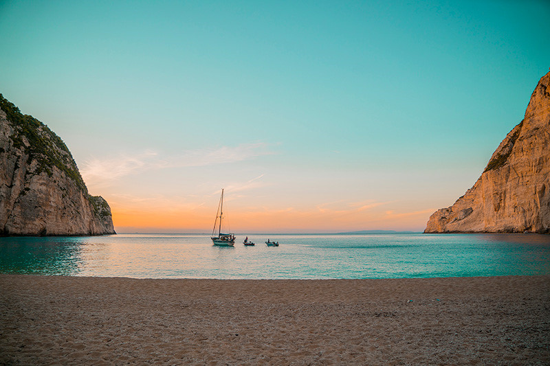 Cảnh hoàng hôn trên hòn đảo Navagio thơ mộng