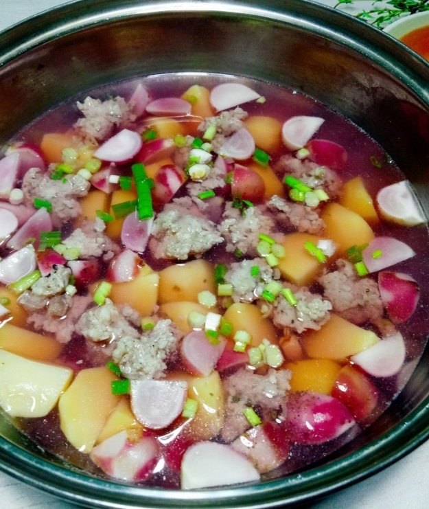 Khi khoai t&acirc;y v&agrave; củ cải ch&iacute;n th&igrave; d&ugrave;ng muỗng m&uacute;c thịt vi&ecirc;n v&agrave;o nồi canh. Khi nồi canh s&ocirc;i lại, c&aacute;c vi&ecirc;n thịt nổi l&ecirc;n l&agrave; canh đ&atilde; ch&iacute;n, n&ecirc;m nếm lại gia vị cho vừa ăn, cho th&ecirc;m ti&ecirc;u v&agrave; h&agrave;nh l&aacute; v&agrave;o rồi tắt bếp.