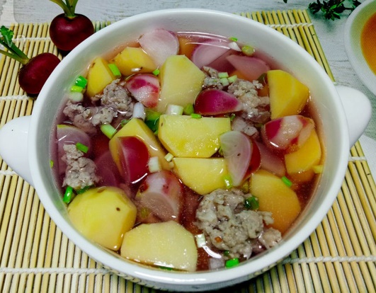 Th&agrave;nh phẩm m&oacute;n canh củ cải đỏ nấu c&ugrave;ng khoai t&acirc;y v&agrave; thịt bằm