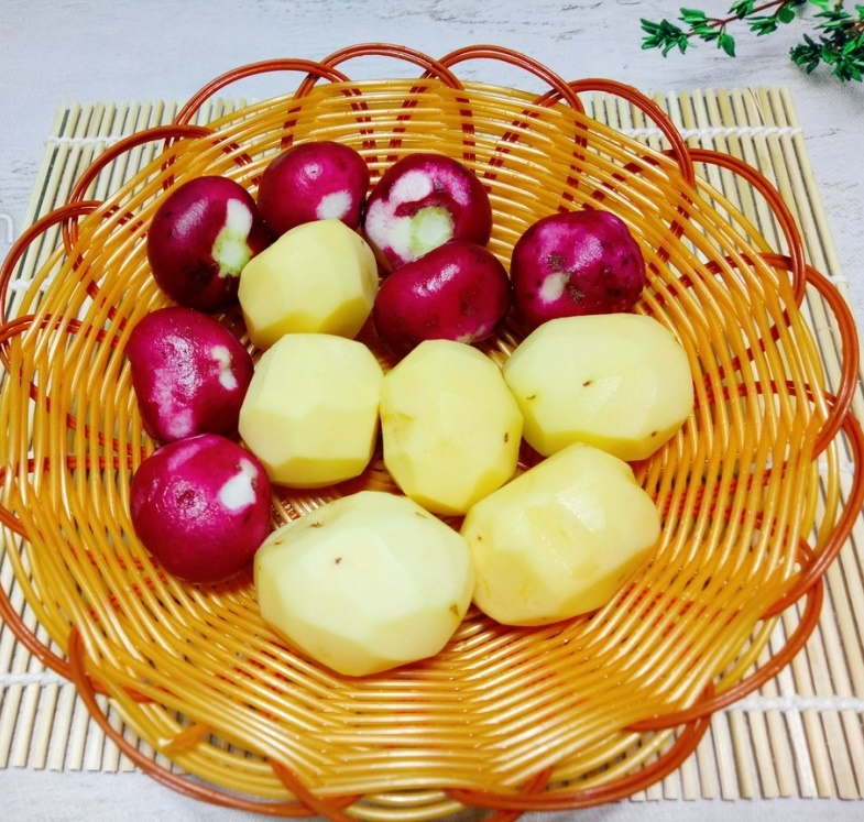 Khoai t&acirc;y gọt sạch vỏ rửa sạch. Củ cải đỏ gọt bỏ phần cuống rửa sạch. Th&aacute;i khoai t&acirc;y v&agrave; củ cải đỏ th&agrave;nh từng miếng nhỏ vừa gắp theo h&igrave;nh vu&ocirc;ng hoặc h&igrave;nh chữ nhật.
