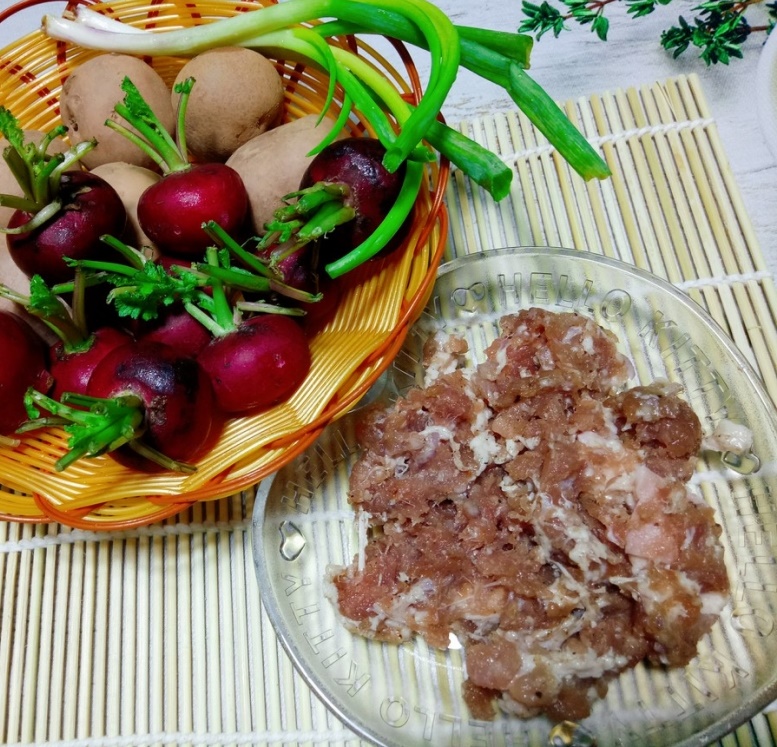 Nguy&ecirc;n liệu nấu canh củ cải đỏ với khoai t&acirc;y, thịt bằm