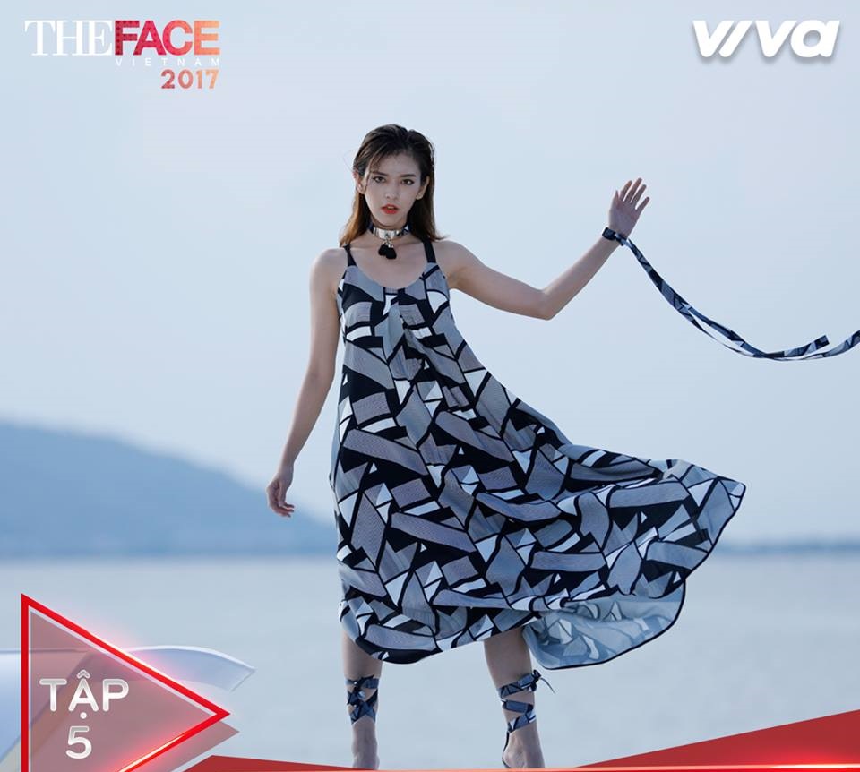 Tr&uacute;c Anh cuốn h&uacute;t với chocker c&aacute; t&iacute;nh với điểm nhấn l&agrave; phần tua rua trước cổ