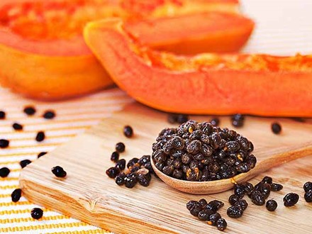 Ăn hạt đu đủ gi&uacute;p thải độc gan v&agrave; thận rất tốt
