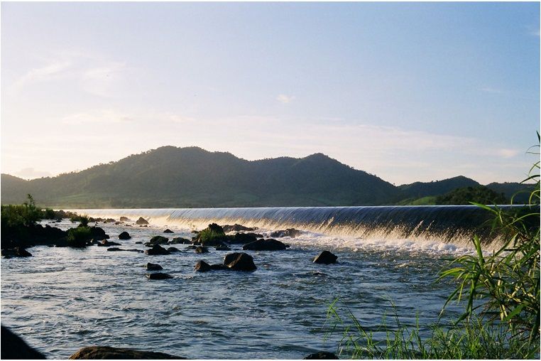 Đập Đồng Cam nằm ph&iacute;a T&acirc;y huyện Ph&uacute; H&ograve;a, d&agrave;i 688m với hơn 2.500 hạng mục lớn nhỏ, c&oacute; hai k&ecirc;nh dẫn nước l&agrave; k&ecirc;nh Ch&iacute;nh Bắc v&agrave; Nam tưới ti&ecirc;u cho cả v&ugrave;ng l&uacute;a Tuy H&ograve;a rộng 220 km&sup2;. Đồng Cam l&agrave; c&ocirc;ng tr&igrave;nh c&oacute; gi&aacute; trị thẩm mỹ lẫn kỹ thuật rất cao.