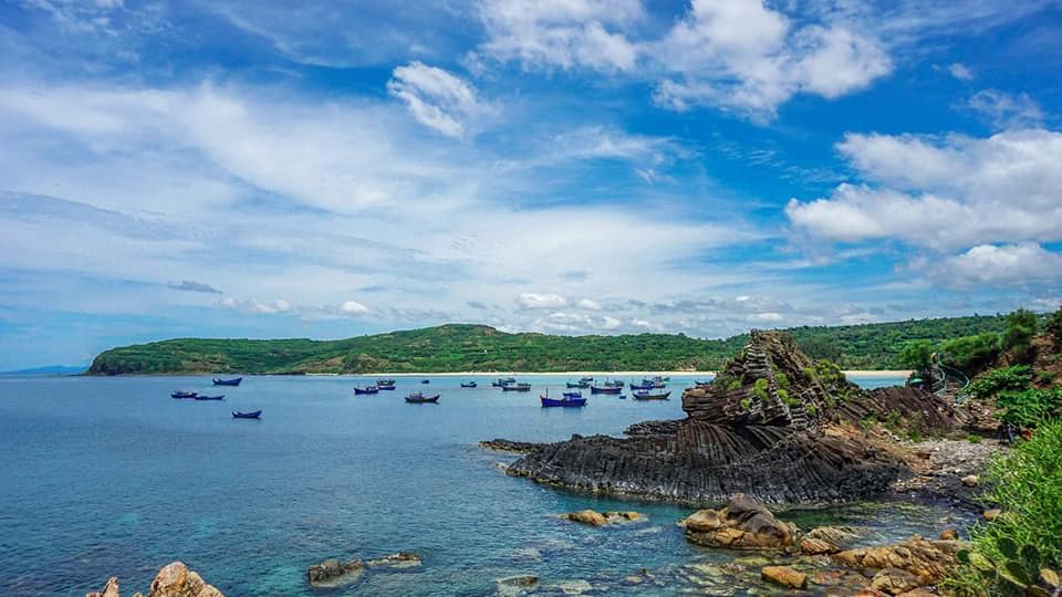 G&agrave;nh Đ&aacute; Dĩa như một tổ ong khổng lồ rộng khoảng 50m, d&agrave;i 200m với những khối đ&aacute; h&igrave;nh lăng trụ xếp liền nhau, ngay ngắn c&ugrave;ng vươn m&igrave;nh ra biển khơi.
