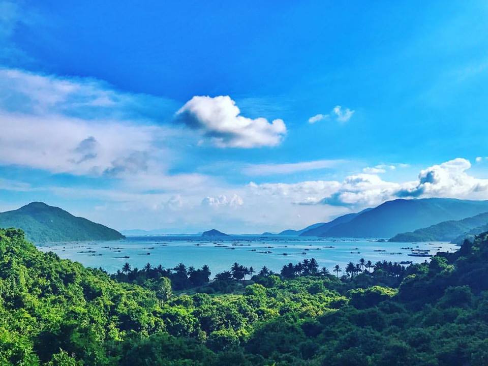 Vũng R&ocirc; l&agrave; một vịnh nhỏ xanh biếc thuộc x&atilde; H&ograve;a Xu&acirc;n Nam, huyện Đ&ocirc;ng H&ograve;a nằm ngay s&aacute;t r&igrave;a d&atilde;y n&uacute;i Đ&egrave;o Cả. Vịnh cũng l&agrave; ranh giới tự nhi&ecirc;n tr&ecirc;n biển giữa Ph&uacute; Y&ecirc;n với Kh&aacute;nh H&ograve;a.