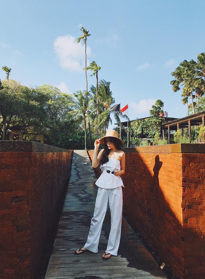 Hoa hậu Kỳ Duy&ecirc;n với bộ đồ trắng tinh đầy ấn tượng khi du lịch Bali