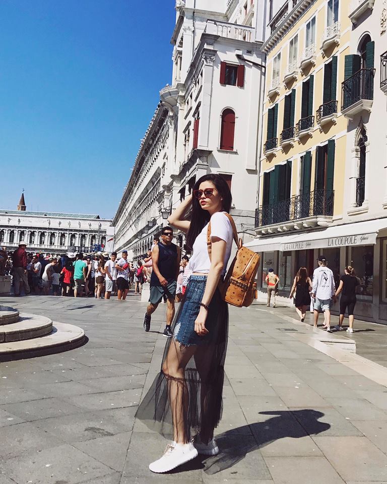 Style năng động của Trương Quỳnh Anh khi dạo phố tại Italia