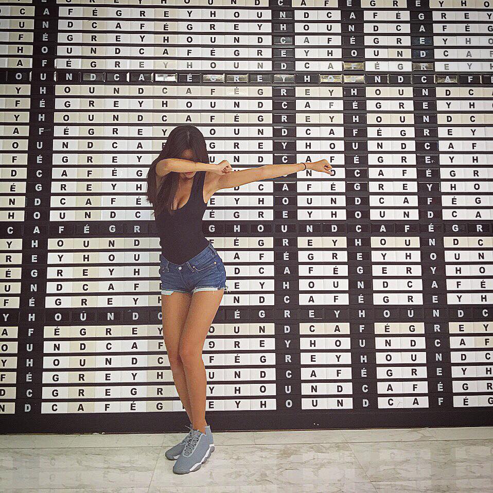 Minh T&uacute; v&ocirc; c&ugrave;ng sexy với &aacute;o balo, sooc jean v&agrave; sneaker x&aacute;m đơn giản