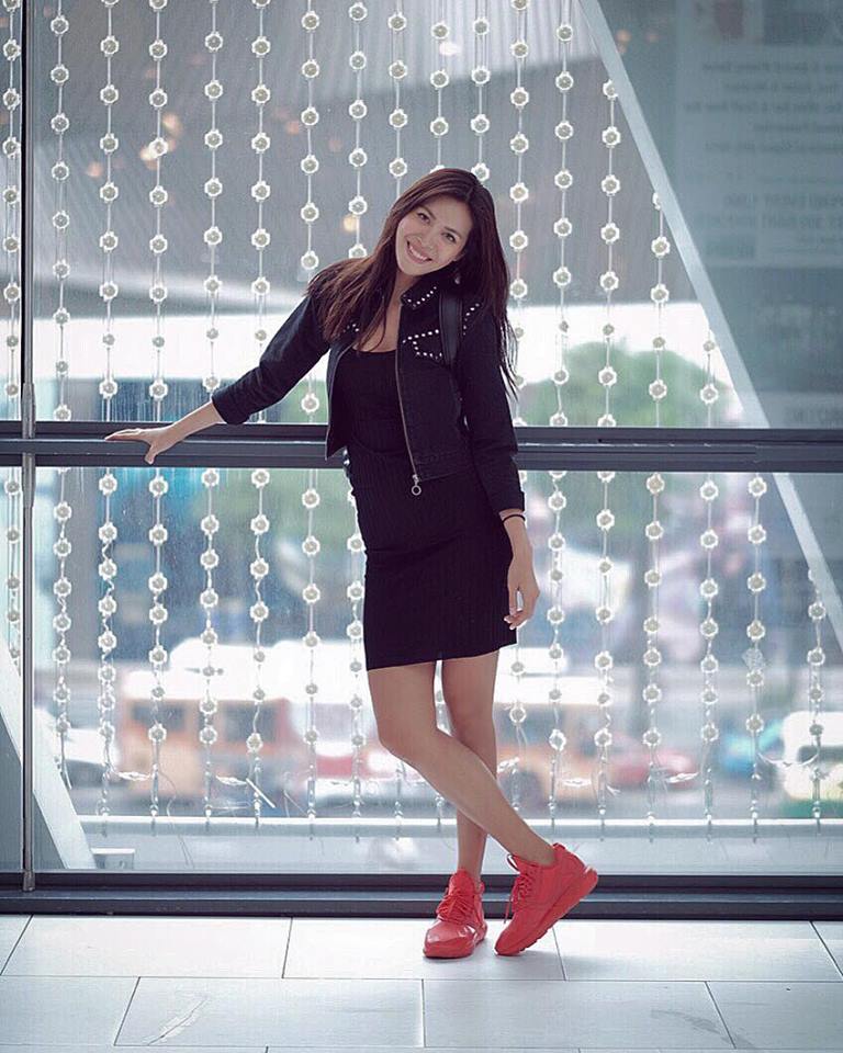 Sneaker đỏ nổi bật được Minh T&uacute; mix c&ugrave;ng v&aacute;y body v&agrave; jacket đen tuyền c&aacute; t&iacute;nh