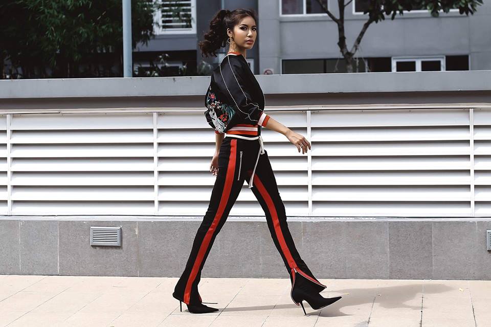 C&ugrave;ng một bộ trang phục phong c&aacute;ch sporty chic, Minh T&uacute; kết hợp với hai kiểu gi&agrave;y kh&aacute;c nhau đầy ấn tượng