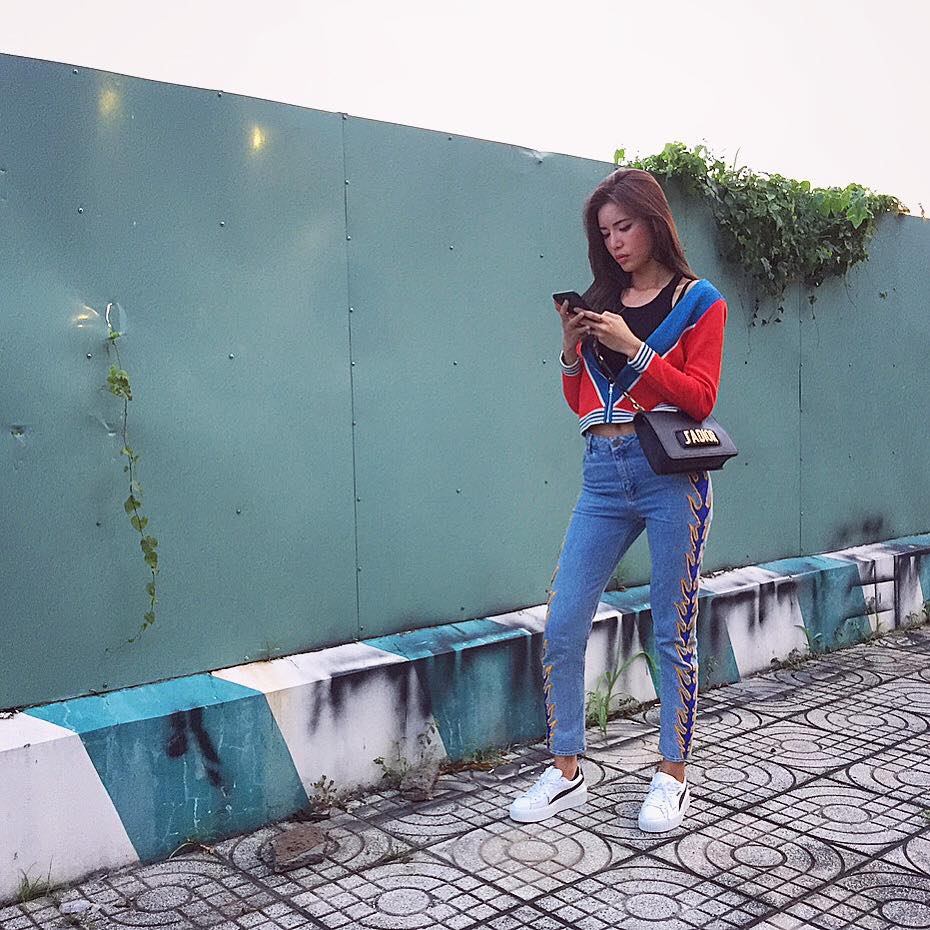 Minh T&uacute; g&acirc;y ấn tượng với chiếc &aacute;o kho&aacute;c bomber lửng trong một set đồ đơn giản