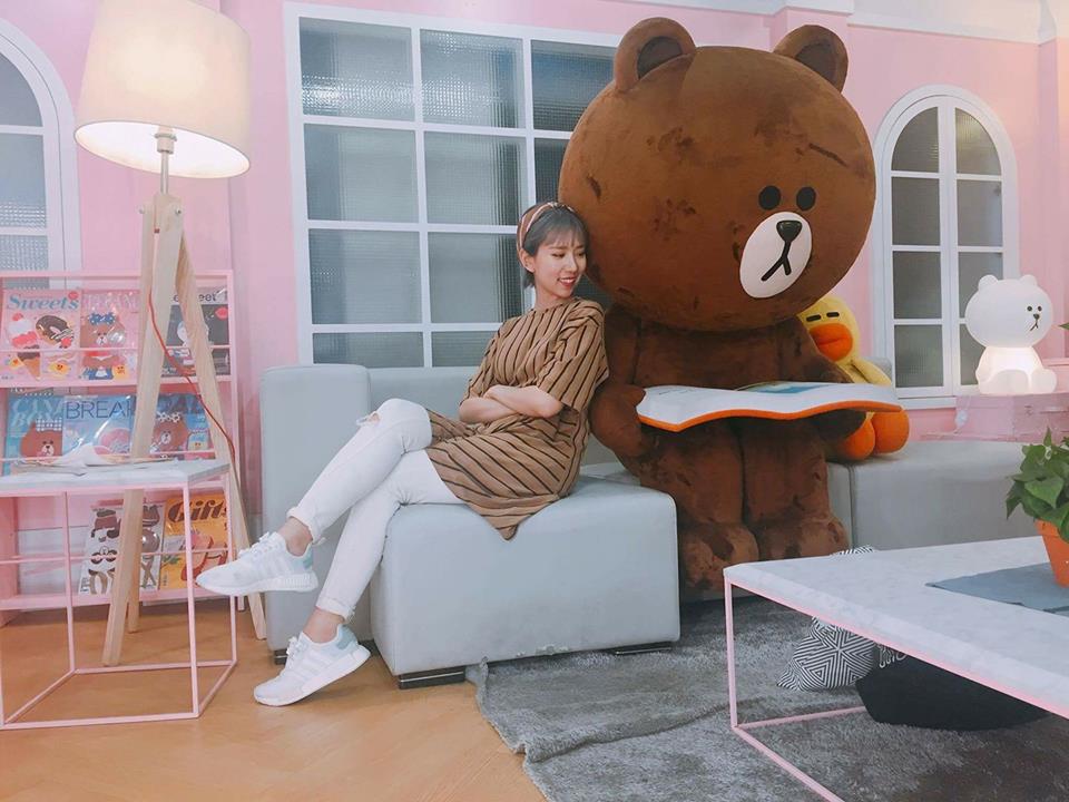 Nữ t&iacute;nh, ngọt ng&agrave;o pha ch&uacute;t nh&iacute; nhảnh l&agrave; đặc điểm nổi bật trong những bộ trang phục của Min