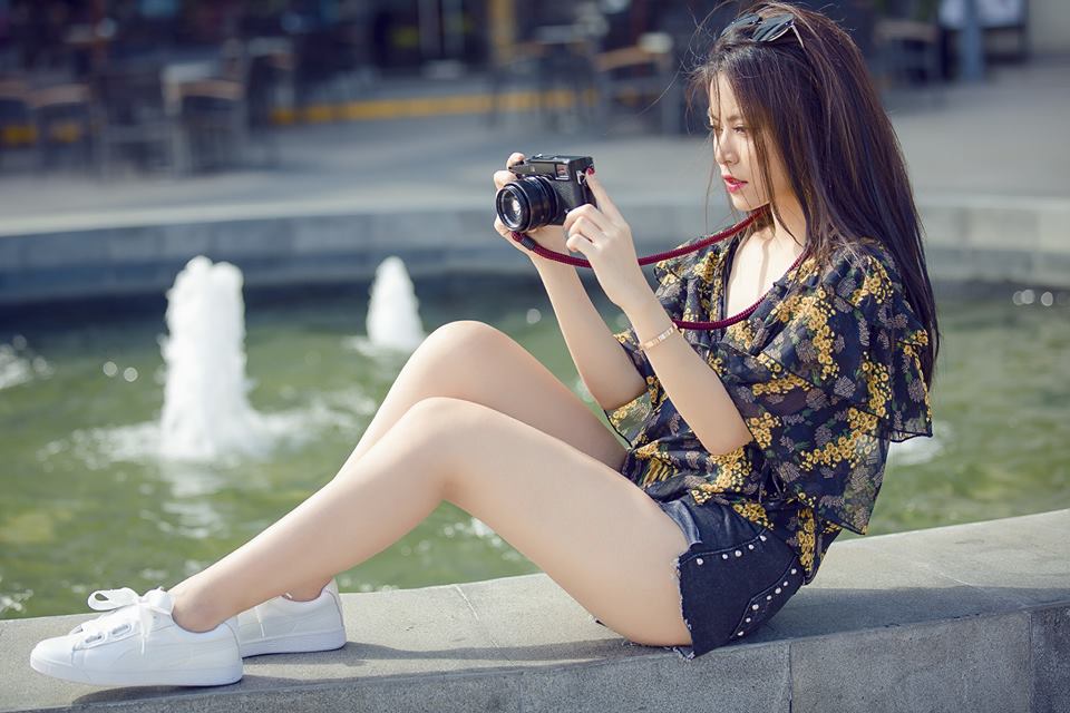 Sooc ngắn v&agrave; &aacute;o voan hoa được mix trong một set đồ gi&uacute;p Ho&agrave;ng Th&ugrave;y Linh trở n&ecirc;n trẻ trung v&agrave; mới mẻ hơn