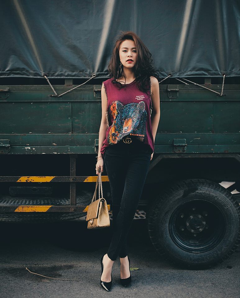 Ho&agrave;ng Th&ugrave;y Linh cuốn h&uacute;t với &aacute;o pull c&oacute; họa tiết độc đ&aacute;o