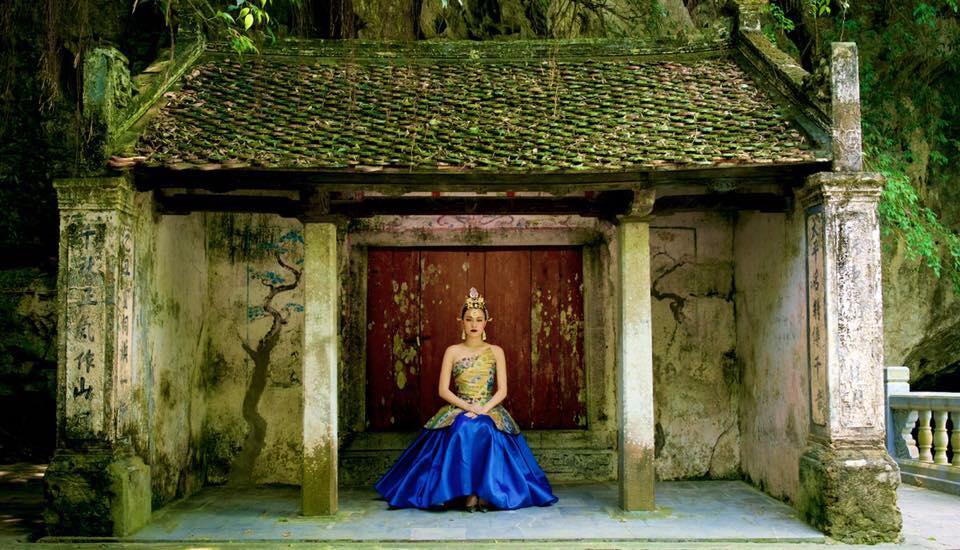 Ho&agrave;ng Th&ugrave;y Linh trong MV 'B&aacute;nh tr&ocirc;i nước' nổi tiếng