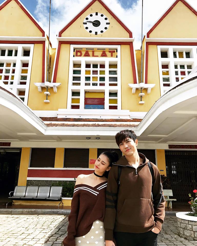 Trương Quỳnh Anh v&agrave; Tim check-in tại ga Đ&agrave; Lạt