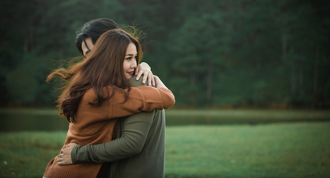 Một cảnh quay l&atilde;ng mạn trong MV 'Th&aacute;ng tư l&agrave; lời n&oacute;i dối của em' b&ecirc;n bờ hồ Tuyền L&acirc;m