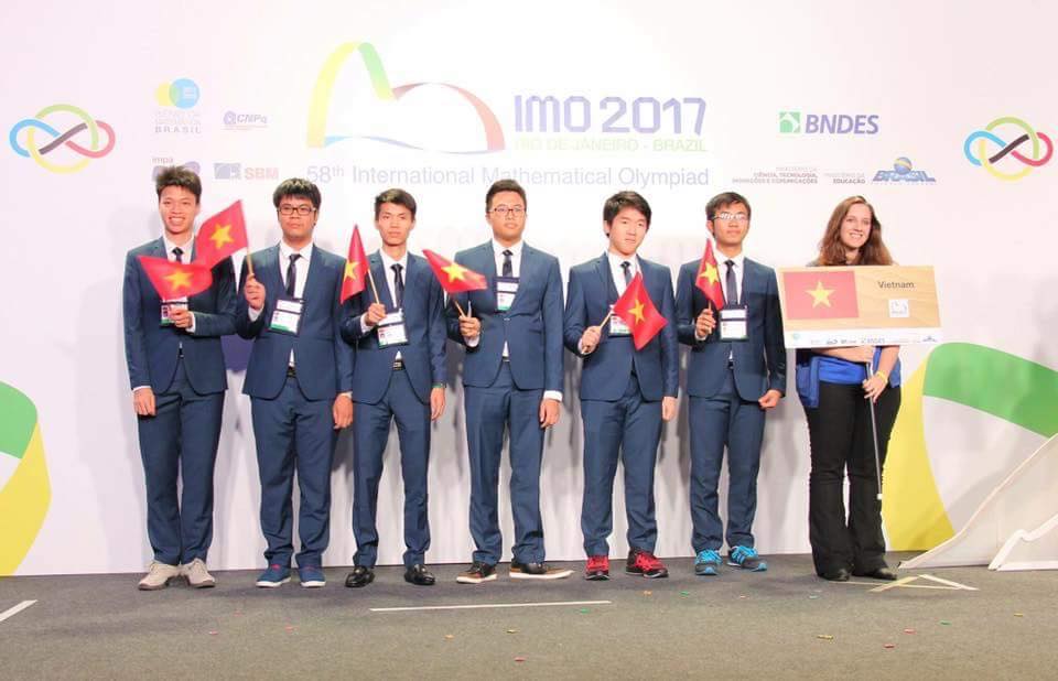 Ho&agrave;ng Hữu Quốc Huy (Thứ 3 từ b&ecirc;n phải sang) đạt th&agrave;nh t&iacute;ch cao nhất trong cuộc thi Olympic To&aacute;n quốc tế