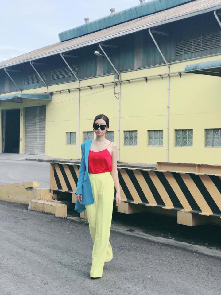 Đỗ Mỹ Linh xuất hiện táo bạo với set đồ đa màu sắc nhưng kết hợp đầy ăn ý