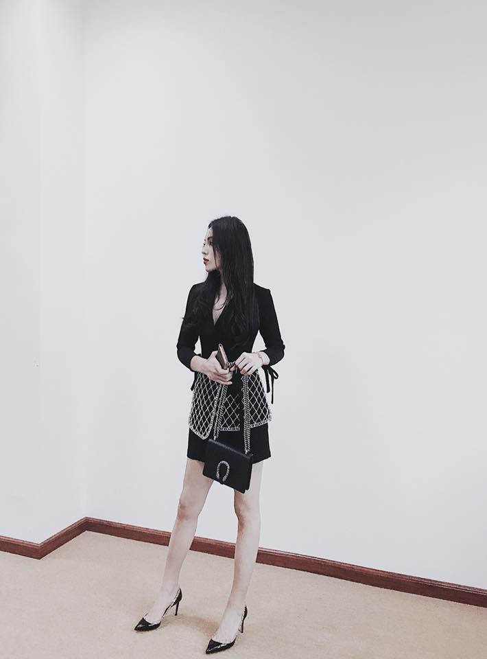 Hoa hậu Kỳ Duyên mảnh mai trong set đồ đen đơn giản nhưng không kém phần cá tính