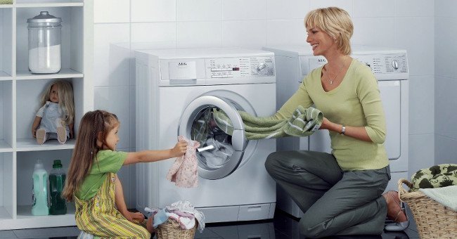 Kh&ocirc;ng n&ecirc;n nhồi nh&eacute;t qu&aacute; nhiều quần &aacute;o v&agrave;o m&aacute;y giặt v&igrave; sẽ khiến quần &aacute;o k&eacute;m sạch v&agrave; m&aacute;y giặt nhanh hư hỏng