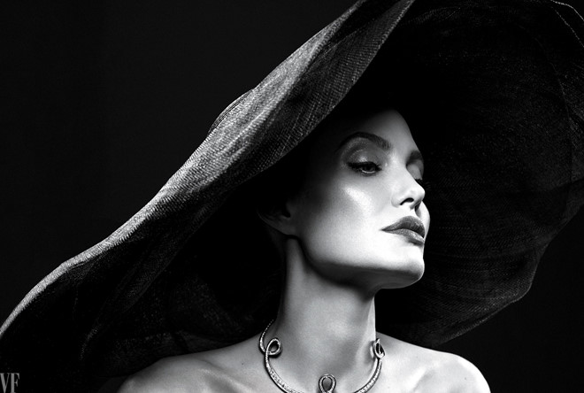 Angelina Jolie hiện đang mắc phải căn bệnh liệt nửa cơ mặt