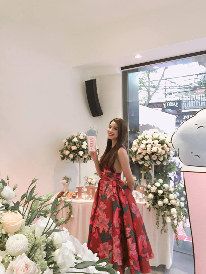 Một số h&igrave;nh ảnh của Hoa hậu Phạm Hương ng&agrave;y khai trương cửa h&agrave;ng mới