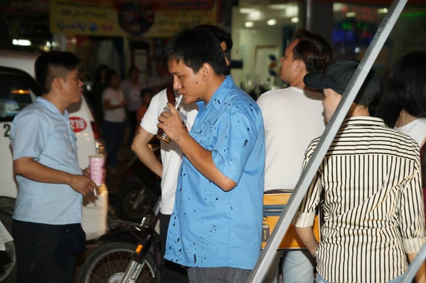 Những kẻ lạ mặt đ&atilde; n&eacute;m sơn đen trước cửa h&agrave;ng của Phạm Hương ng&agrave;y khai trương