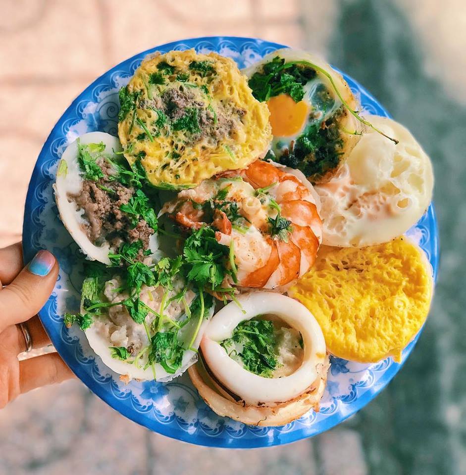Một đĩa b&aacute;nh căn hải sản hấp dẫn ở Đ&agrave; Lạt - M&oacute;n ăn được nhiều bạn trẻ y&ecirc;u th&iacute;ch