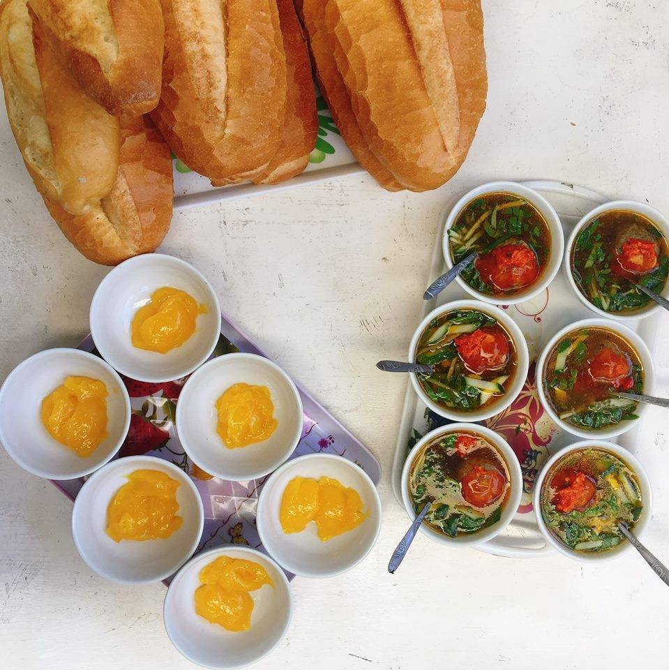Đến Đ&agrave; Lạt du kh&aacute;ch n&ecirc;n ăn thử m&oacute;n b&aacute;nh m&igrave; x&iacute;u mại