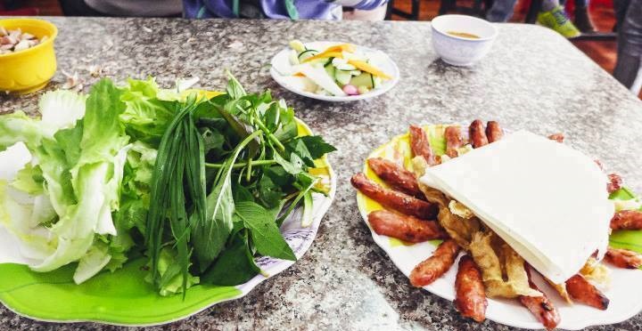 Nem nướng l&agrave; một m&oacute;n ăn vặt nổi tiếng ở Đ&agrave; Lạt