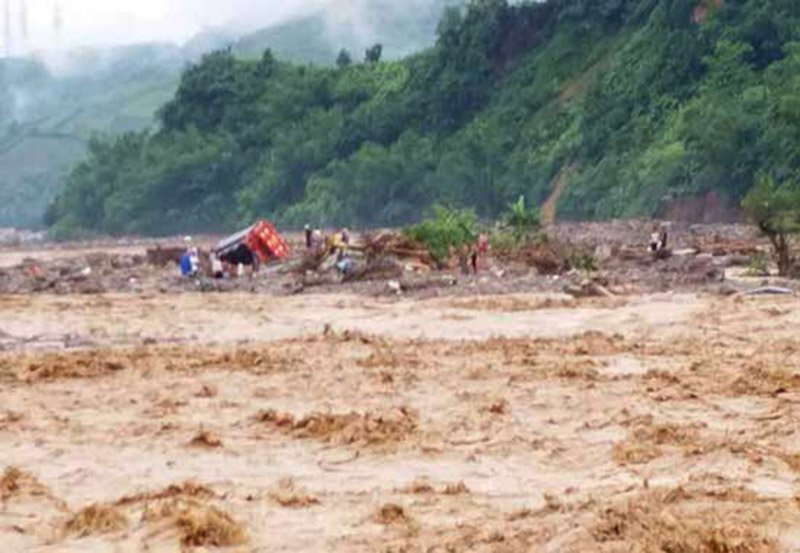 Kinh ho&agrave;ng những h&igrave;nh ảnh lũ qu&eacute;t, lũ ống c&agrave;n qu&eacute;t ở Y&ecirc;n B&aacute;i, Sơn La
