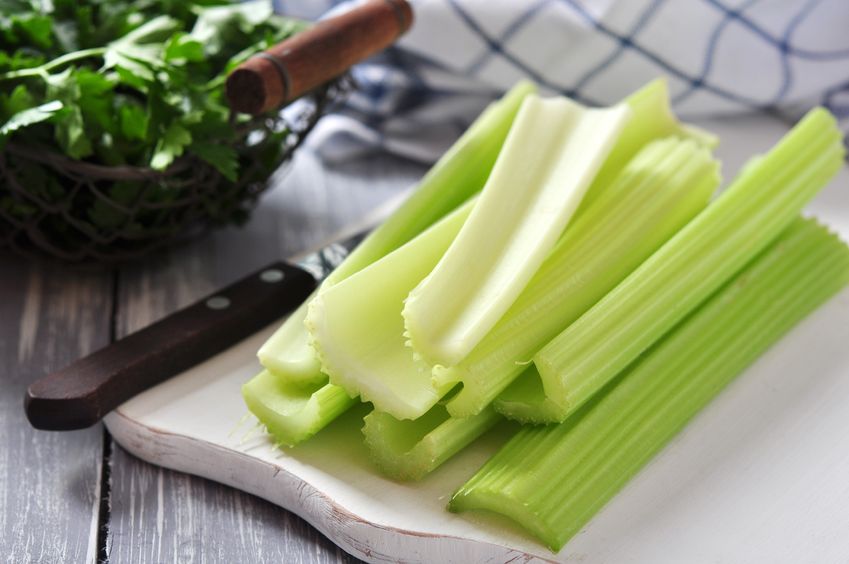 Rau cần t&acirc;y gi&uacute;p chống oxy h&oacute;a, trị n&aacute;m v&agrave; t&agrave;n nhang hiệu quả