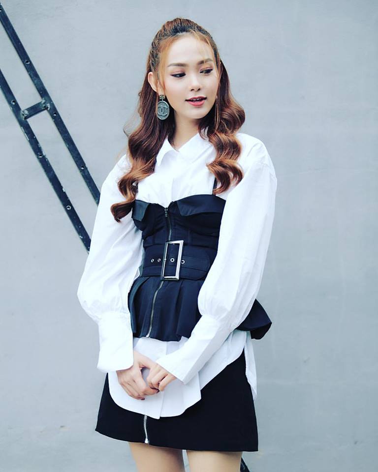 Nữ ch&iacute;nh 'Sắc đẹp ng&agrave;n c&acirc;n' khoe v&ograve;ng eo thon với corset c&aacute;ch điệu