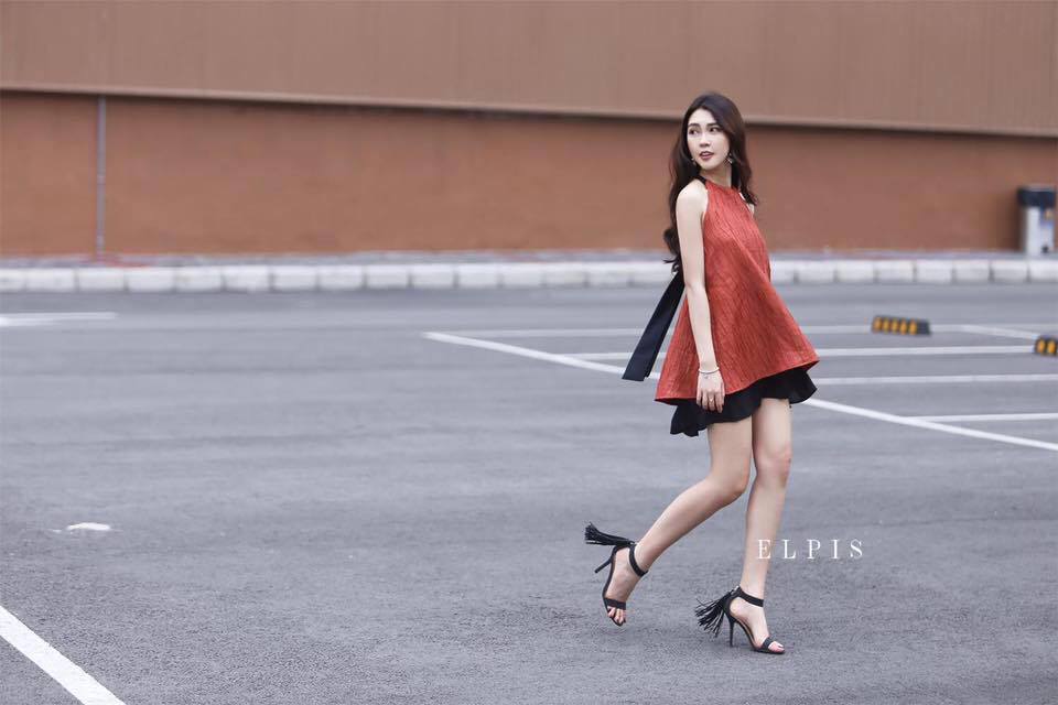 Tường Linh lu&ocirc;n trung th&agrave;nh với những m&oacute;n đồ thời trang nhẹ nh&agrave;ng, ngọt ng&agrave;o