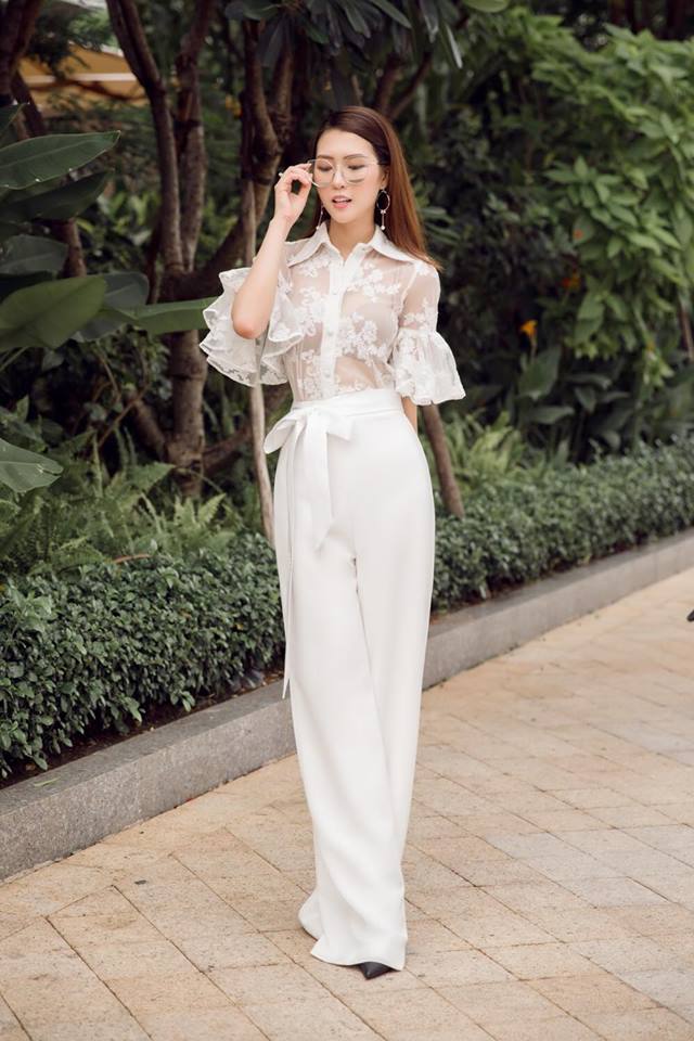 Tường Linh lu&ocirc;n ưu &aacute;i những bộ trang phục trắng tinh kh&ocirc;i v&agrave; được thiết kế duy&ecirc;n d&aacute;ng