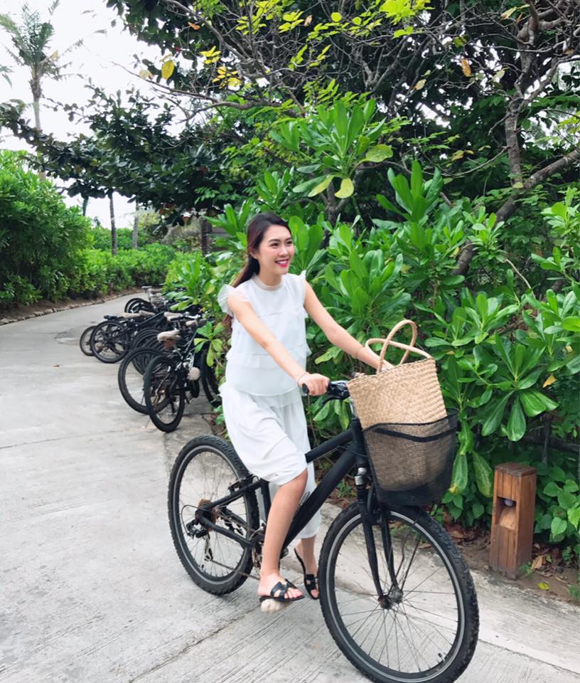 Tường Linh lu&ocirc;n ưu &aacute;i những bộ trang phục trắng tinh kh&ocirc;i v&agrave; được thiết kế duy&ecirc;n d&aacute;ng