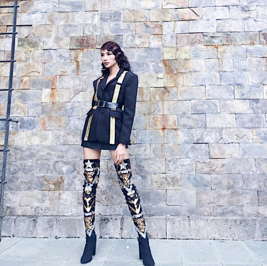 Boots cao cổ lu&ocirc;n l&agrave; lựa chọn h&agrave;ng đầu của Ho&agrave;ng Th&ugrave;y 