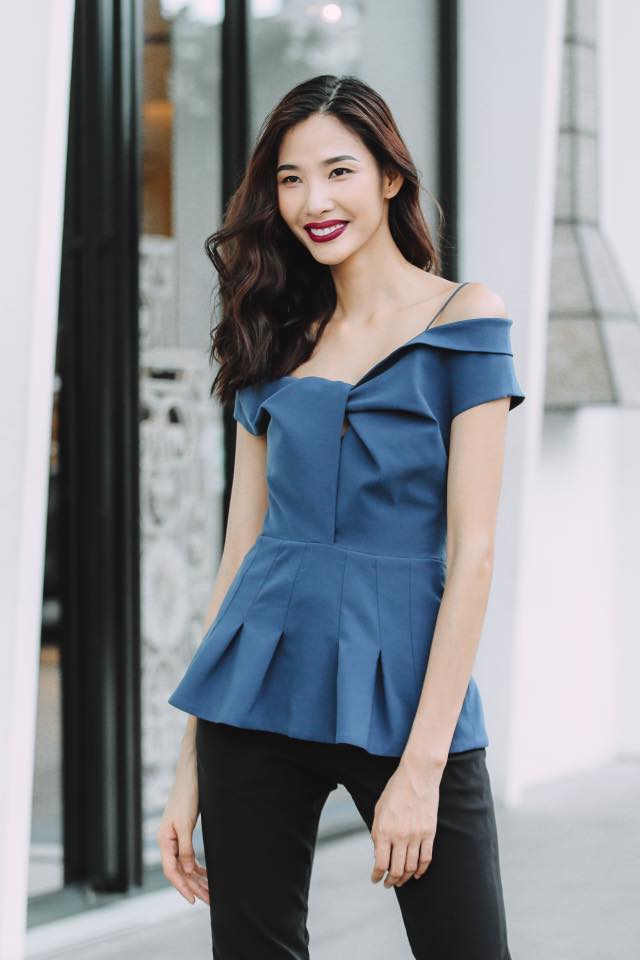 Khi diện quần ống rộng hay skinny kh&ocirc;ng qu&aacute; b&oacute; s&aacute;t, Ho&agrave;ng Th&ugrave;y tr&ocirc;ng đầy đặn hơn