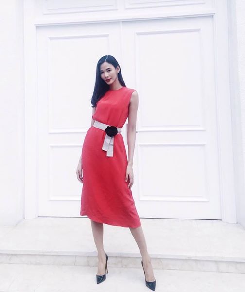 Những chiếc v&aacute;y d&agrave;i qu&aacute; đầu gối gi&uacute;p Th&ugrave;y quyến rũ hơn