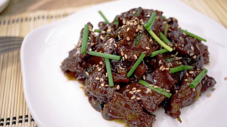 Rắc th&ecirc;m vừng v&agrave; h&agrave;nh l&aacute; để m&oacute;n ăn hấp dẫn hơn