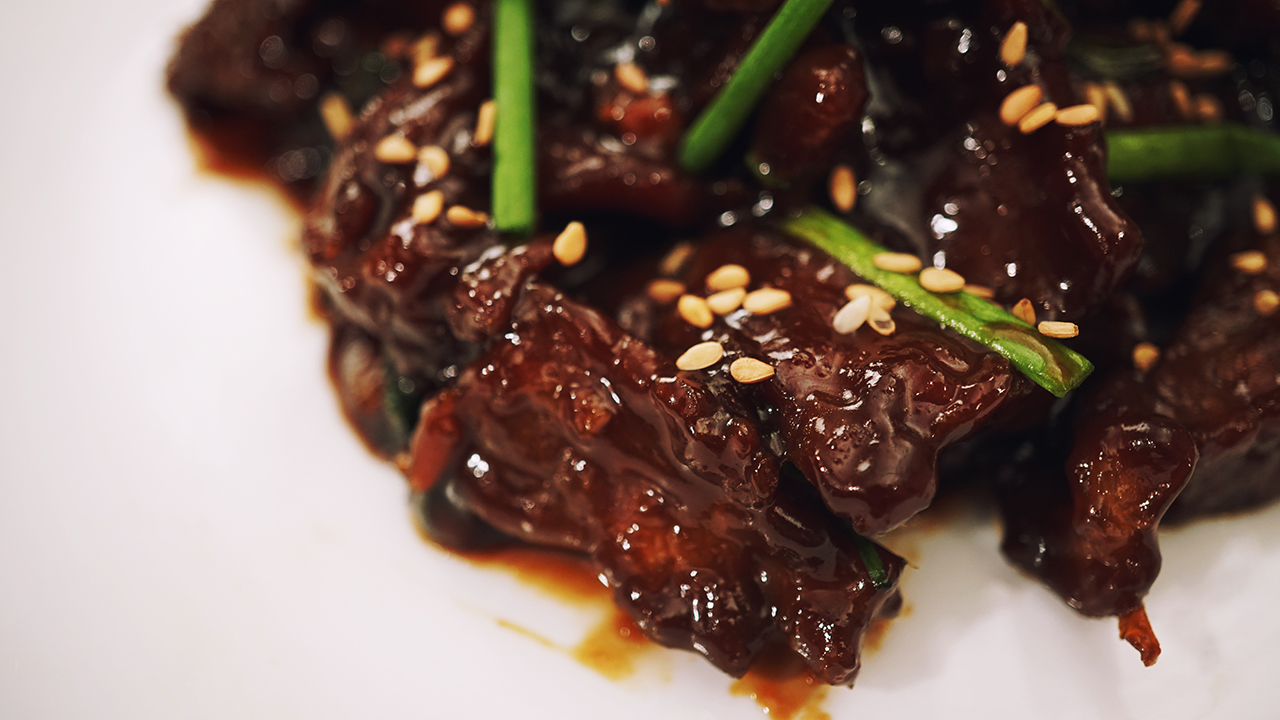 Đặc trưng của m&oacute;n b&ograve; x&agrave;o M&ocirc;ng Cổ l&agrave; phần nước sốt sền sệt
