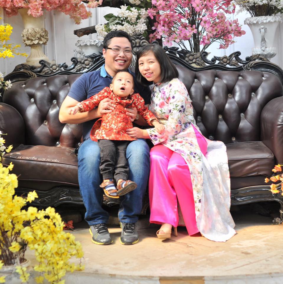 B&agrave; nội trợ đảm đang Quỳnh Phương b&ecirc;n chồng v&agrave; con trai nhỏ